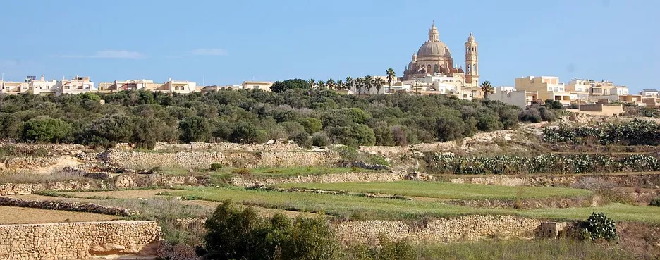 Historische Siedlungsstrukturen und endlose Terrassenfelder prägen das hügelige Landschaftsbild