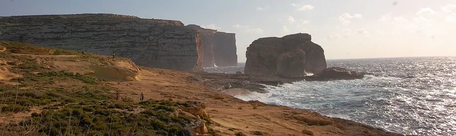 Die Steilküste mit dem eingestürzten ‚Azure Window‘ (Photo: SML)