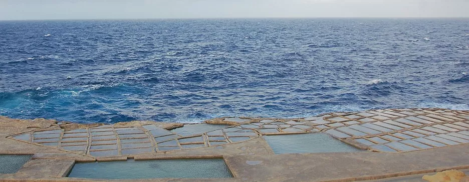 Die Salzpfannen von Xwejni Bay, die einst von den Römern zur Salzgewinnung angelegt wurden und bis heute genutzt werden (Photo: SML)