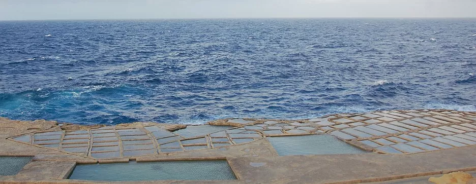 Die Salzpfannen von Xwejni Bay, die einst von den Römern zur Salzgewinnung angelegt wurden und bis heute genutzt werden