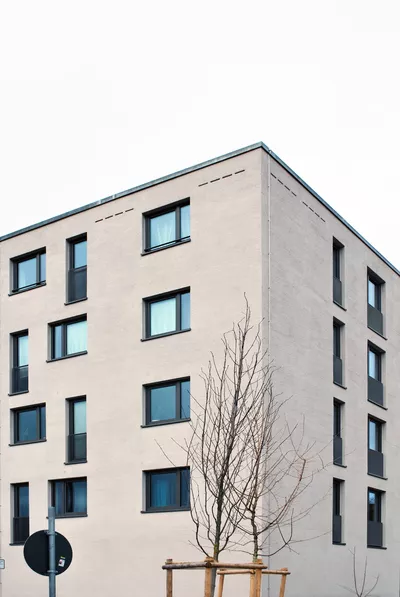 Commercially available façade nestboxes for sparrows (above) and bats (below) were integrated into the façade in such a way that they fit into the overall design of the building and at the same time meet the requirements of the species. Possible typical conflicts were avoided, for example by not placing the nestboxes above windows.